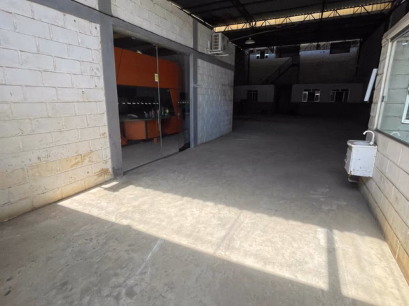 Área interna do galpão comercial em São João Nepomuceno MG com espaço operacional amplo