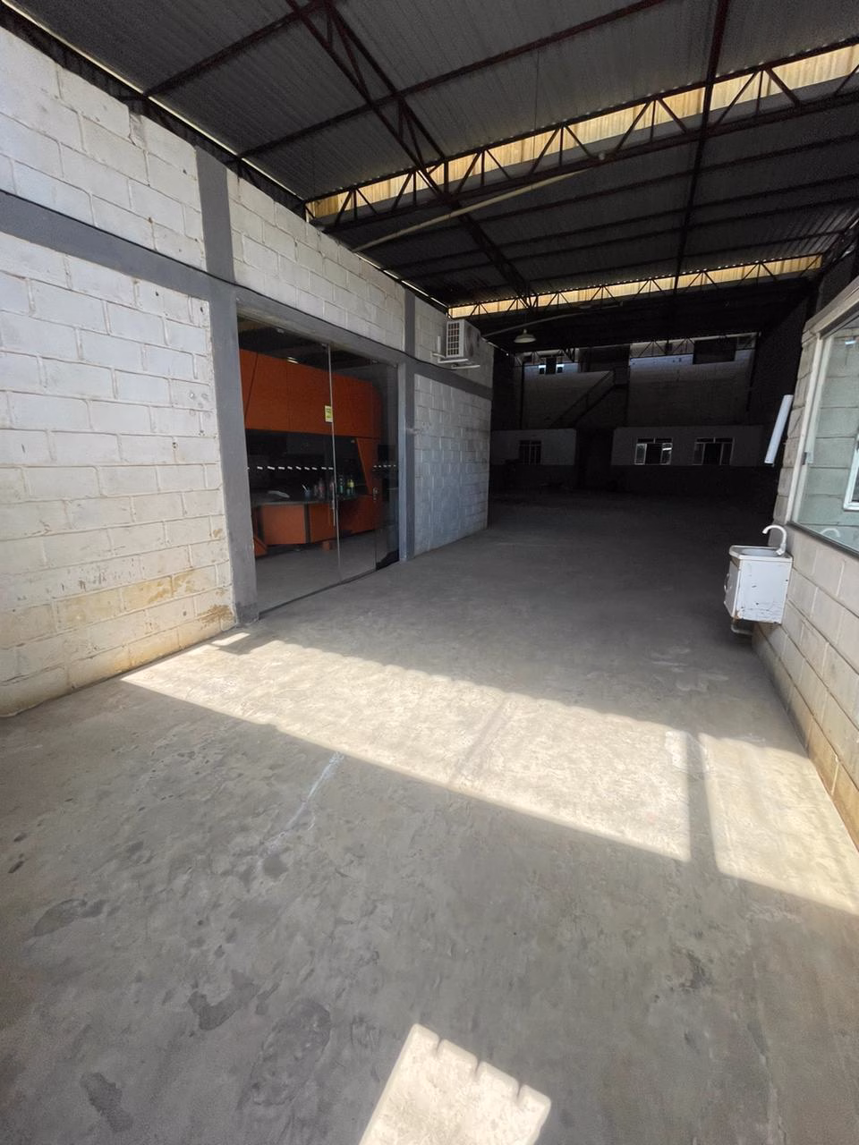 Espaço operacional interno do galpão em São João Nepomuceno MG Área interna do galpão comercial em São João Nepomuceno MG com espaço operacional amplo