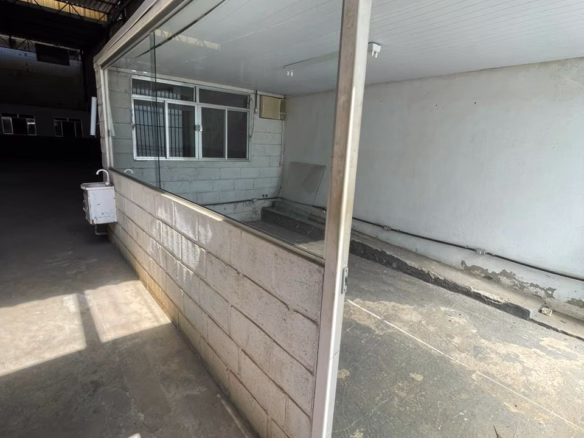 Platô superior pavimentado do galpão comercial em São João Nepomuceno MG