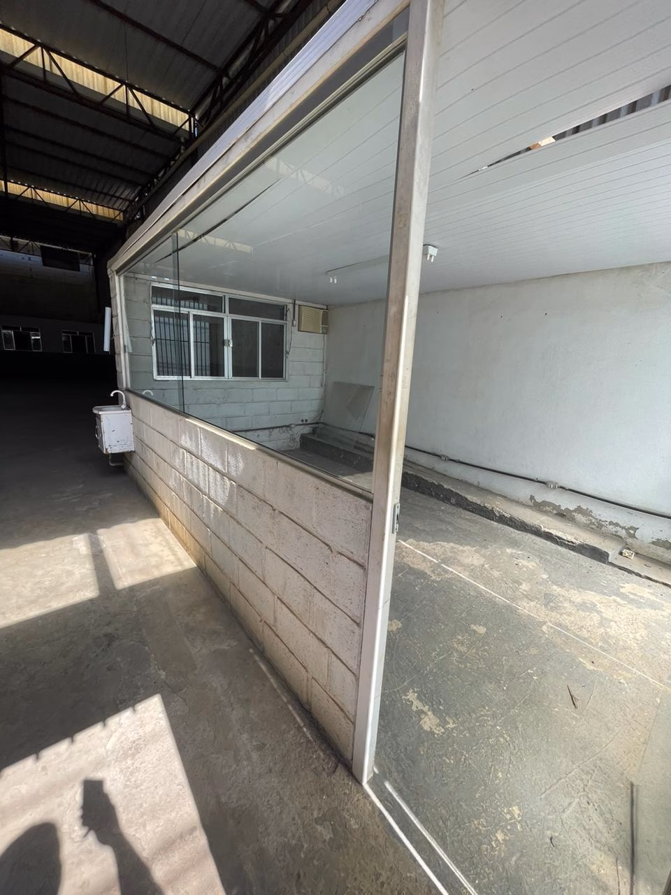 Platô superior com subida pavimentada – galpão São João Nepomuceno MG Platô superior pavimentado do galpão comercial em São João Nepomuceno MG