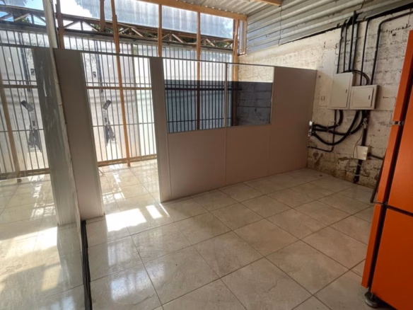 Escritório inferior de 72 m² do galpão comercial no bairro Caxangá, São João Nepomuceno