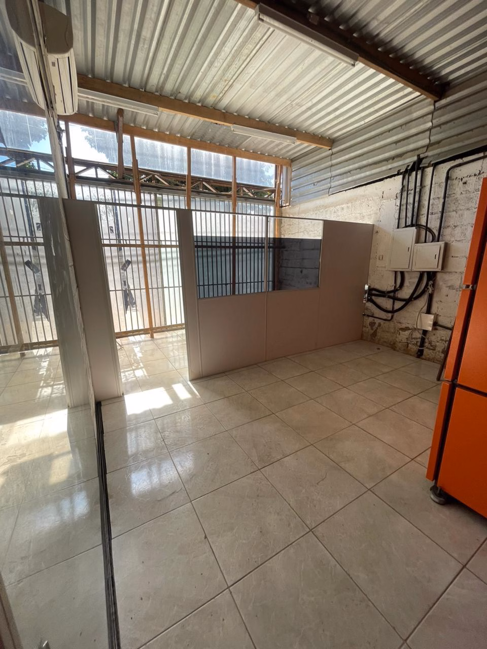 Escritório inferior 72 m² – galpão São João Nepomuceno MG Escritório inferior de 72 m² do galpão comercial no bairro Caxangá, São João Nepomuceno