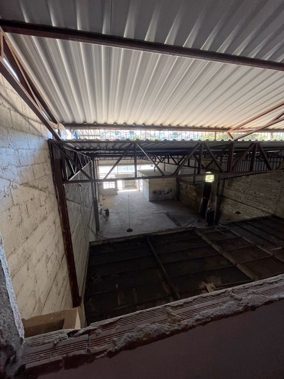 Acesso pela Av. Israel Pinheiro ao galpão comercial em São João Nepomuceno MG Vista da Av. Israel Pinheiro com acesso ao galpão para veículos de grande porte, São João Nepomuceno MG